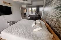 Beachfront, “Majestic Beach Resort” complex, apartment with designer interiors ID: 6090 - Photo 11