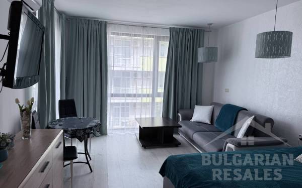 Купить студию с ремонтом на курорте Солнечный берег, вид на бассейн ID: 6068 - Фото 2