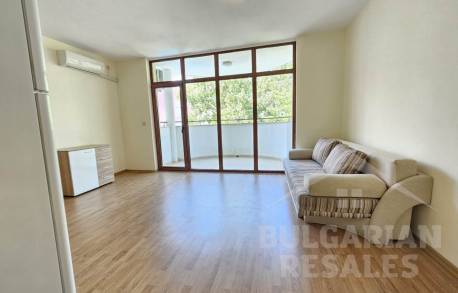 Студио с изглед към басейна и просторна площ - Снимка 11