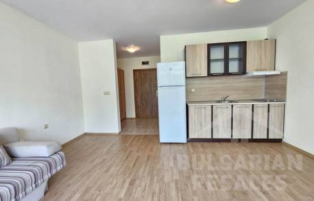 Студио с изглед към басейна и просторна площ - Снимка 14