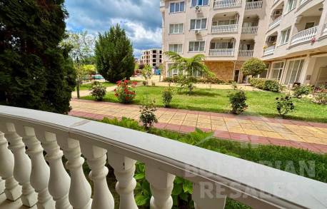 Малък и уютен апартамент с изглед към басейна - Снимка 14