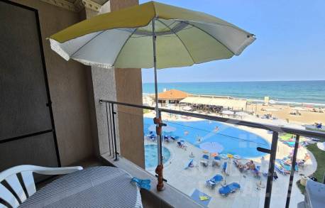 Sea view, beachfront, 3 bedrooms, “Obzor Beach Resort” complex - Photo 2
