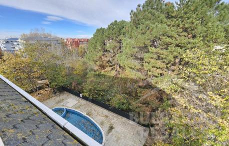 Студио в комплекс „Gerber Residence 1“, изглед към басейна - Снимка 9