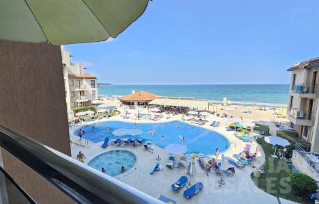 Sea view, beachfront, 3 bedrooms, “Obzor Beach Resort” complex - Photo 1