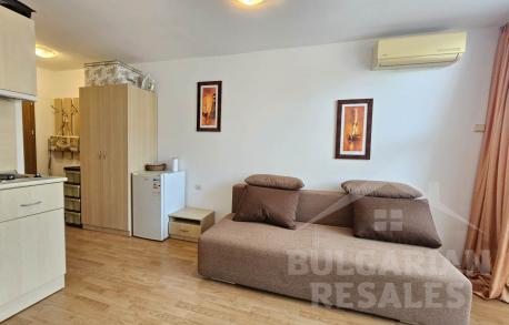 Студио в комплекс „Gerber Residence 1“, изглед към басейна - Снимка 4