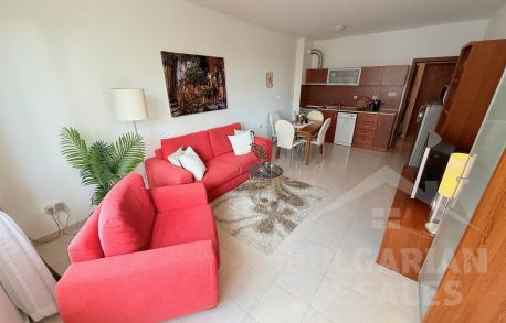 Apartment in a lushly landscaped complex - Photo 1