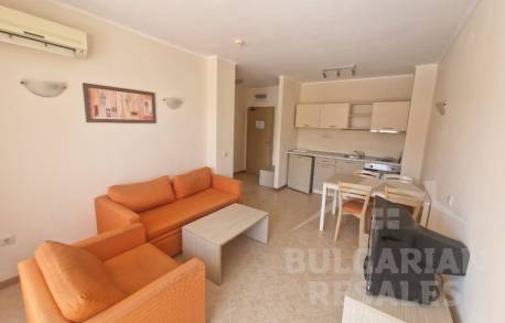 Apartment overlooking the pool in a popular complex  - Photo 2