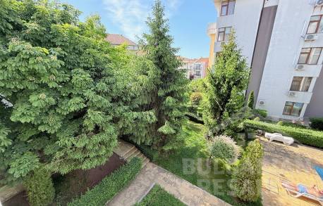 Apartment in a lushly landscaped complex - Photo 9