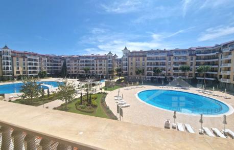 Apartment overlooking the pool in a popular complex  - Photo 1