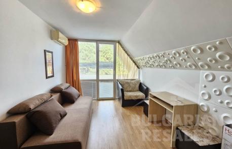 Студио в комплекс „Gerber Residence 1“, изглед към басейна - Снимка 1