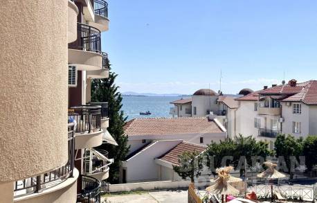 Реновиран апартамент с изглед към морето, на две крачки от плажа, Свети Влас - Снимка 1