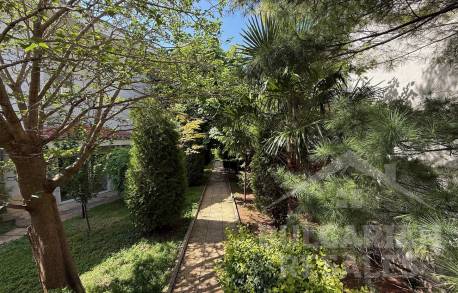 Apartment in a lushly landscaped complex - Photo 18