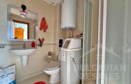 Продажба на просторен апартамент във вила - Снимка 17