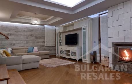 Къща с басейн в елитно вилно селище в България - Снимка 1