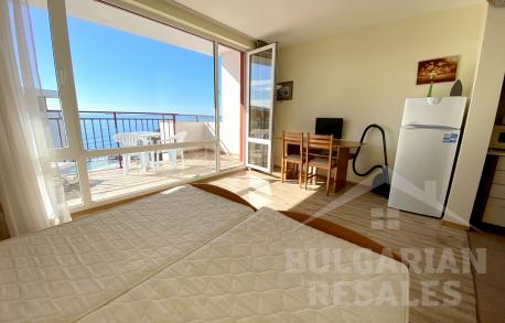 Sea view! Large studio in the complex on the first line - Photo 1