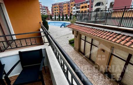 Первая линия! Студия с хорошей мебелью, вид на бассейн - Фото 9