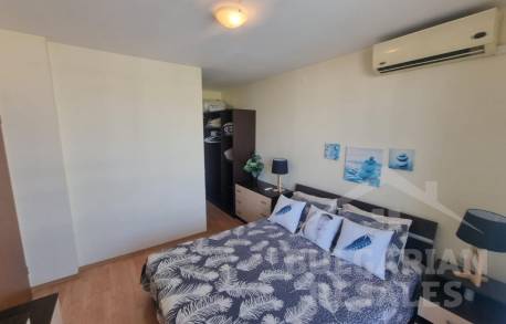 Двустаен апартамент с изглед към басейна в комплекс 