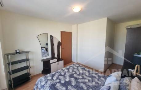 Двустаен апартамент с изглед към басейна в комплекс 