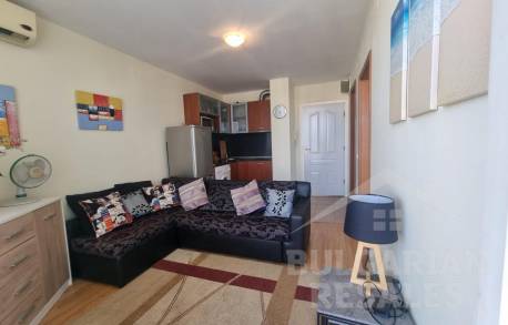 Двустаен апартамент с изглед към басейна в комплекс 