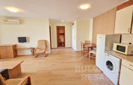 Апартамент с две спални на брега на морето с изглед към планината - Снимка 2