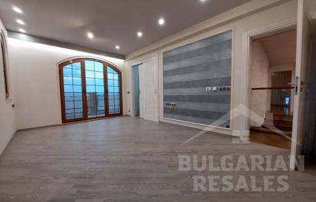 Къща с басейн в елитно вилно селище в България - Снимка 9