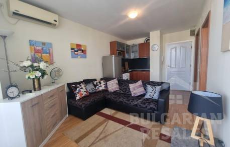 Двустаен апартамент с изглед към басейна в комплекс 