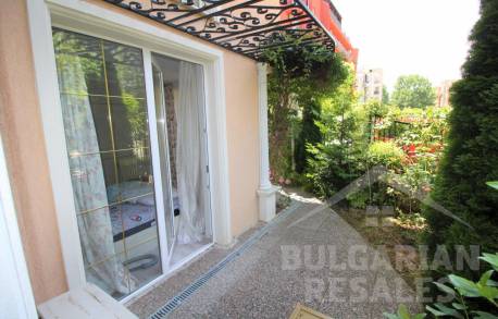 Апартамент с дворче в луксозния комплекс Venera Palace - Снимка 10