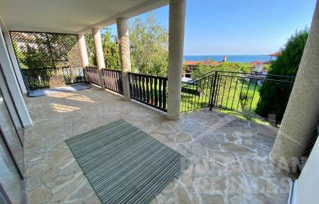 Къща с 4 спални в ексклузивен район на курорта - Снимка 5