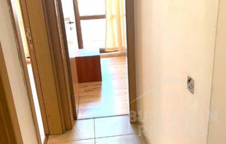 Two-bedroom apartment in an apartment complex without a swimming pool - Photo 2