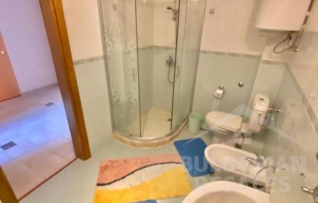 Къща с 4 спални в ексклузивен район на курорта - Снимка 8