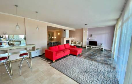 Къща с 4 спални в ексклузивен район на курорта - Снимка 3