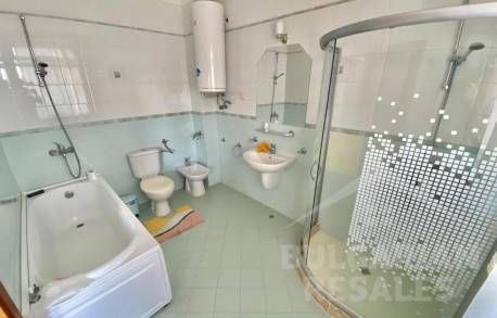 Къща с 4 спални в ексклузивен район на курорта - Снимка 14