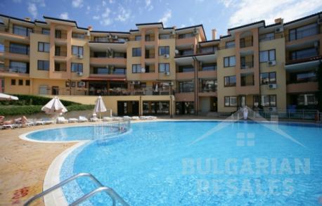 Byt s priestranným balkónom a výhľadom na bazén - Фото9