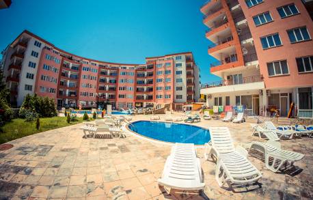 Apartment with a large terrace in a complex on the beach - Photo 17