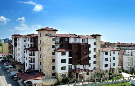 Обзаведен апартамент с частична гледка към морето - Снимка 12