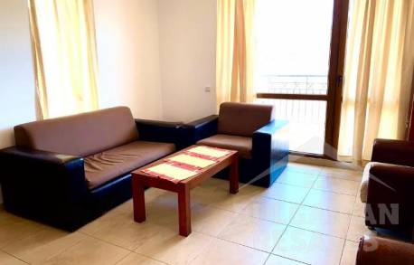 Two-bedroom apartment in an apartment complex without a swimming pool - Photo 1