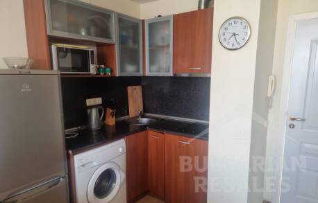 Двустаен апартамент с изглед към басейна в комплекс 