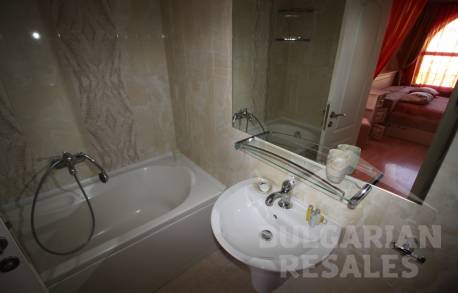 Тристаен в комплекс Esteban - Снимка 13