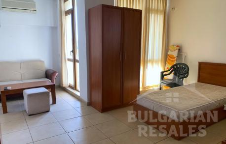 Spacious studio in the Ashton Hall complex - Photo 1