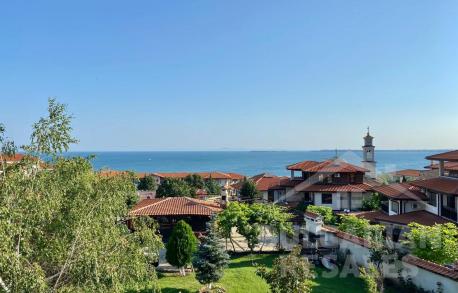 Къща с 4 спални в ексклузивен район на курорта - Снимка 1