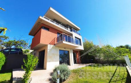 Luxury home with a pool and beach access - Photo 1