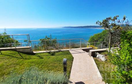 Luxury home with a pool and beach access - Photo 2