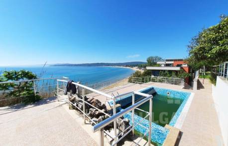 Luxury home with a pool and beach access - Photo 8