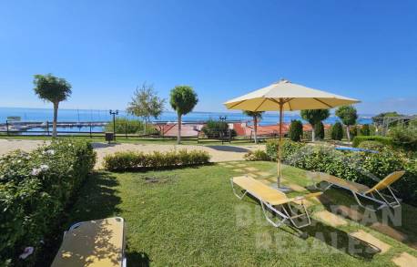 Kup mieszkanie na pierwszej linii w Świętym Własie z widokiem na morze i ogródkiem - Фото3