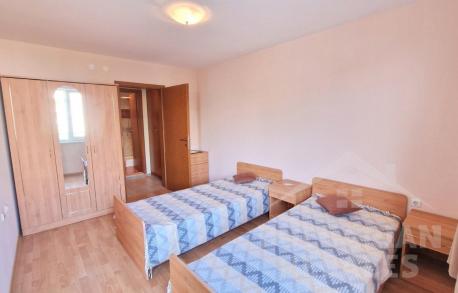 Апартамент с две спални на брега на морето с изглед към планината - Снимка 9