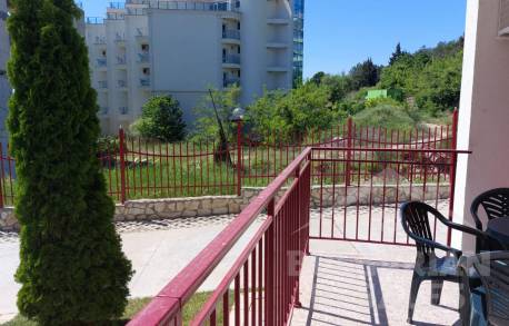 Prízemný byt s výhľadom na more v komplexe prvej línie - Фото7