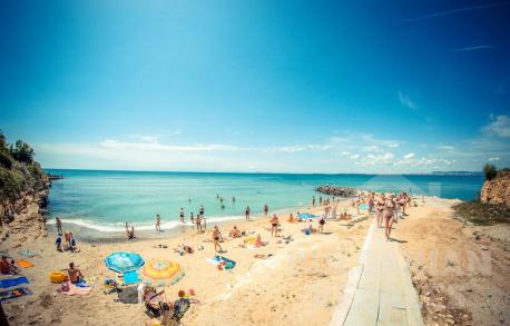 Апартамент с две спални на брега на морето с изглед към планината - Снимка 16