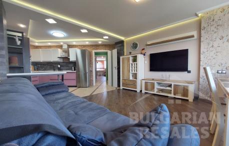 Апартамент с три спални на отлична локация в близост до парк и плаж - Снимка 1