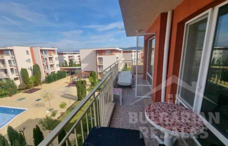 Двустаен апартамент с изглед към басейна в комплекс 