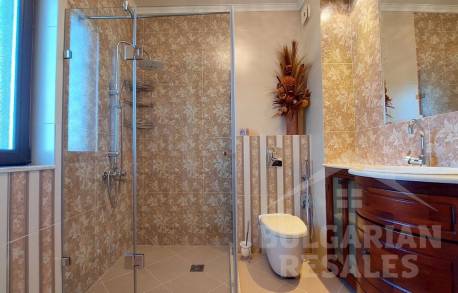 Луксозна къща с 4 спални в луксозния комплекс Victoria Royal Garden - Снимка 34